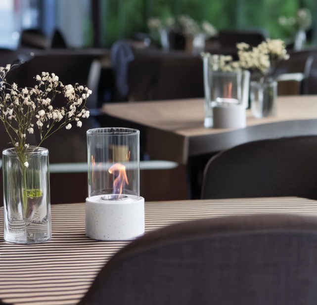 okrągły biały biokominek do salonu