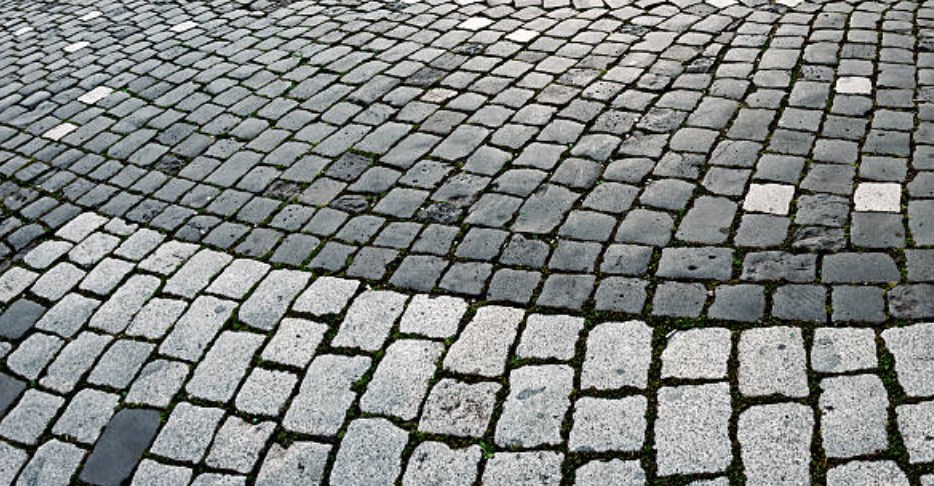 czysta szara kostka brukowa na podjeździe