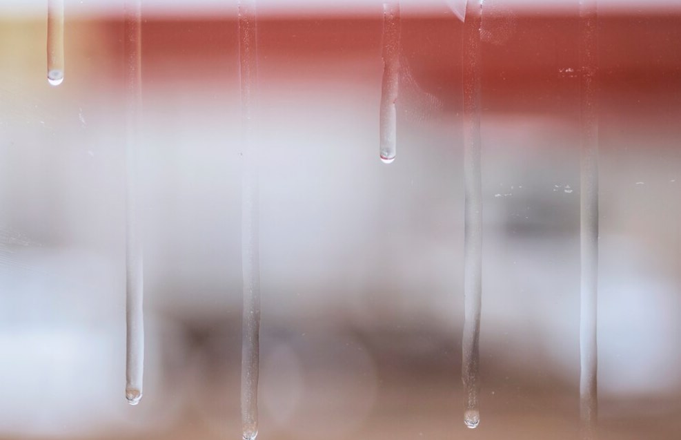 Wilgoć na szybie jako objaw zbyt wysokiej wilgotności